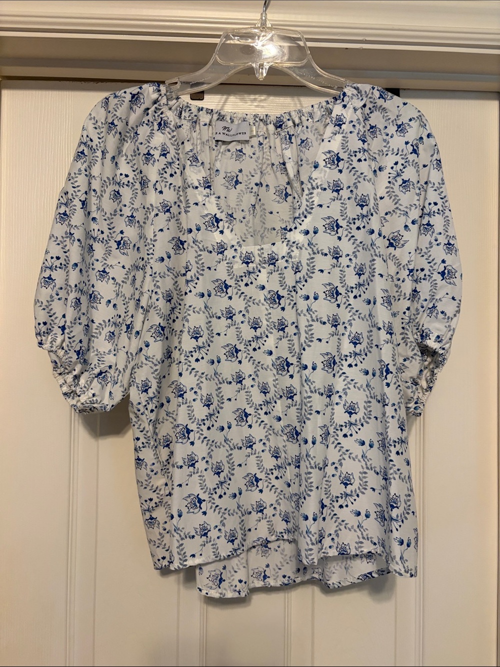 Never a Wallflower blue & white floral print top  sz L
